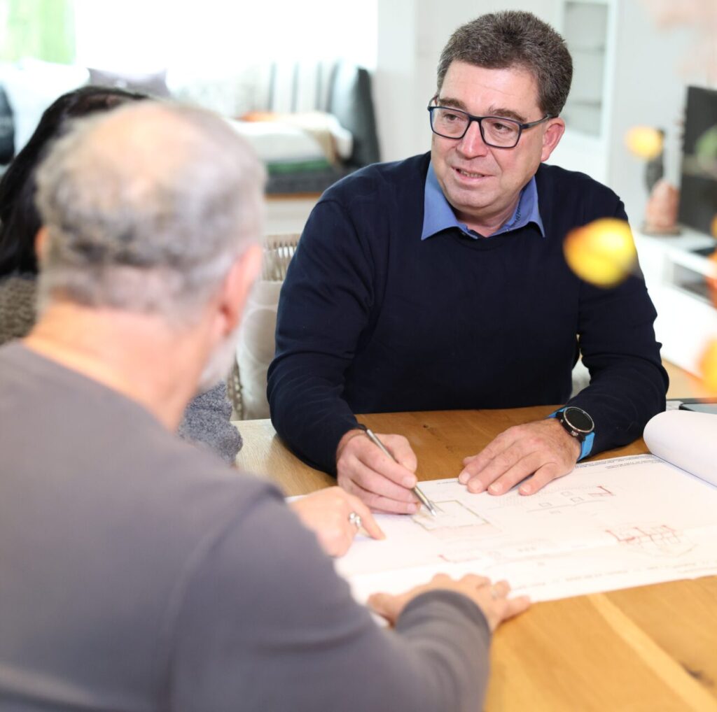 Energieberater Ifsen bei der Förderberatung am Tisch mit einem Kunden 574A4649